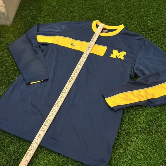 Men’s Nike Basketball Shooting Shirt - Michigan. - Picture 5 of 7
